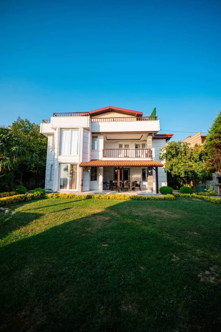Sapanca'da Göl Manzaralı Sakin Konumda, Isıtmalı Havuzlu, Lüks Villa görsel 3