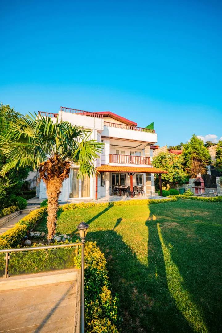 Sapanca'da Göl Manzaralı Sakin Konumda, Isıtmalı Havuzlu, Lüks Villa görsel 2