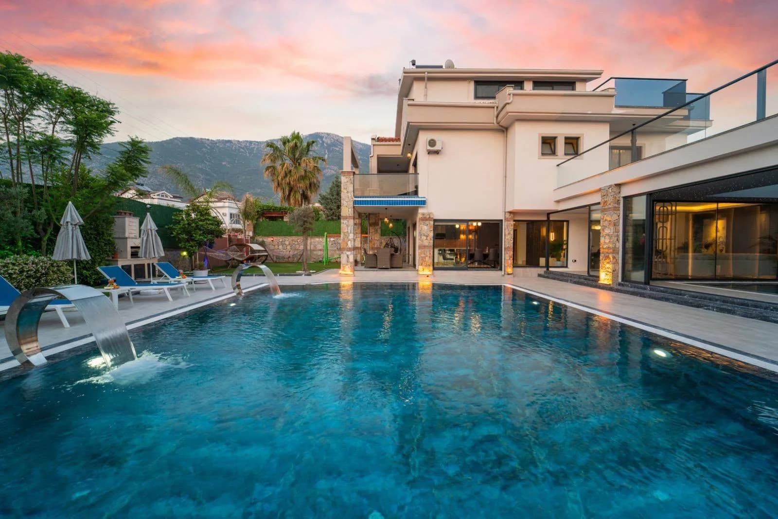 Fethiye Ölüdeniz'de Merkezi Konumda, Isıtmalı Havuzlu, 4+1 Villa görsel 2