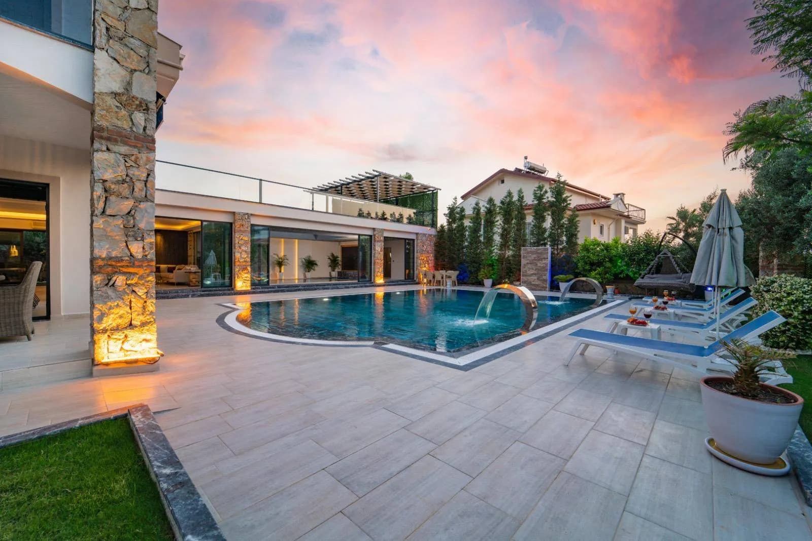 Fethiye Ölüdeniz'de Merkezi Konumda, Isıtmalı Havuzlu, 4+1 Villa görsel 3