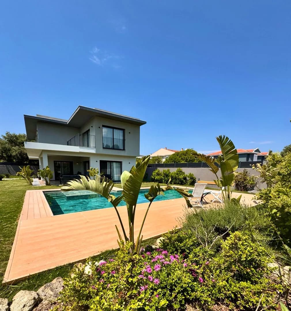 Çeşme Ilıca'da Merkezi Konumda, Özel Havuzlu, Geniş Bahçeli Villa görsel 3