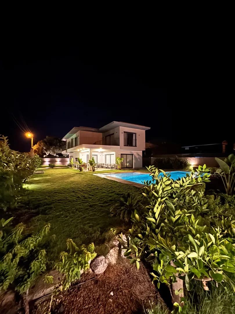 Çeşme Ilıca'da Merkezi Konumda, Özel Havuzlu, Geniş Bahçeli Villa görsel 2