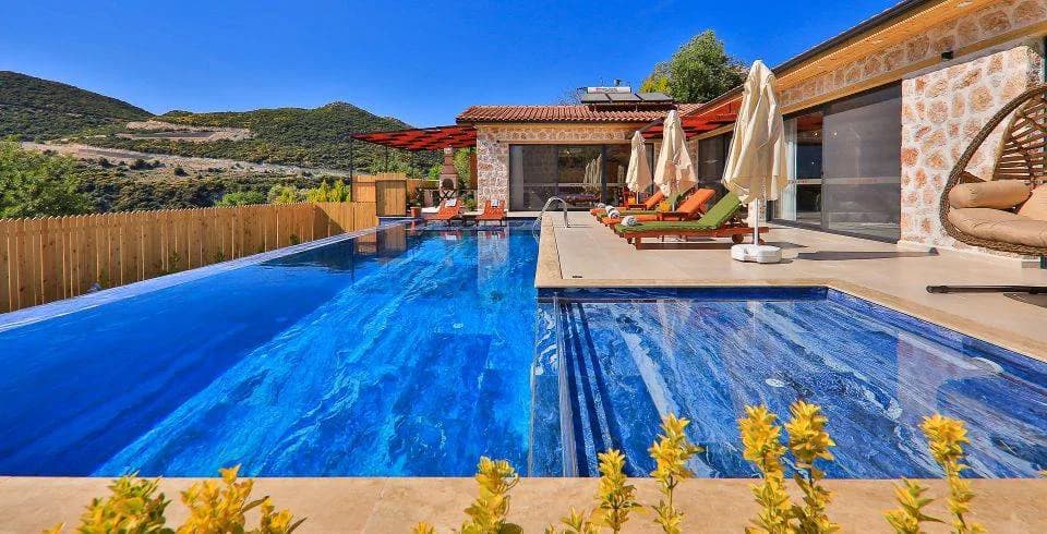 Kaş Sarıbelen'de Geniş Bahçeli, Özel Havuzlu, Modern Villa görsel 3