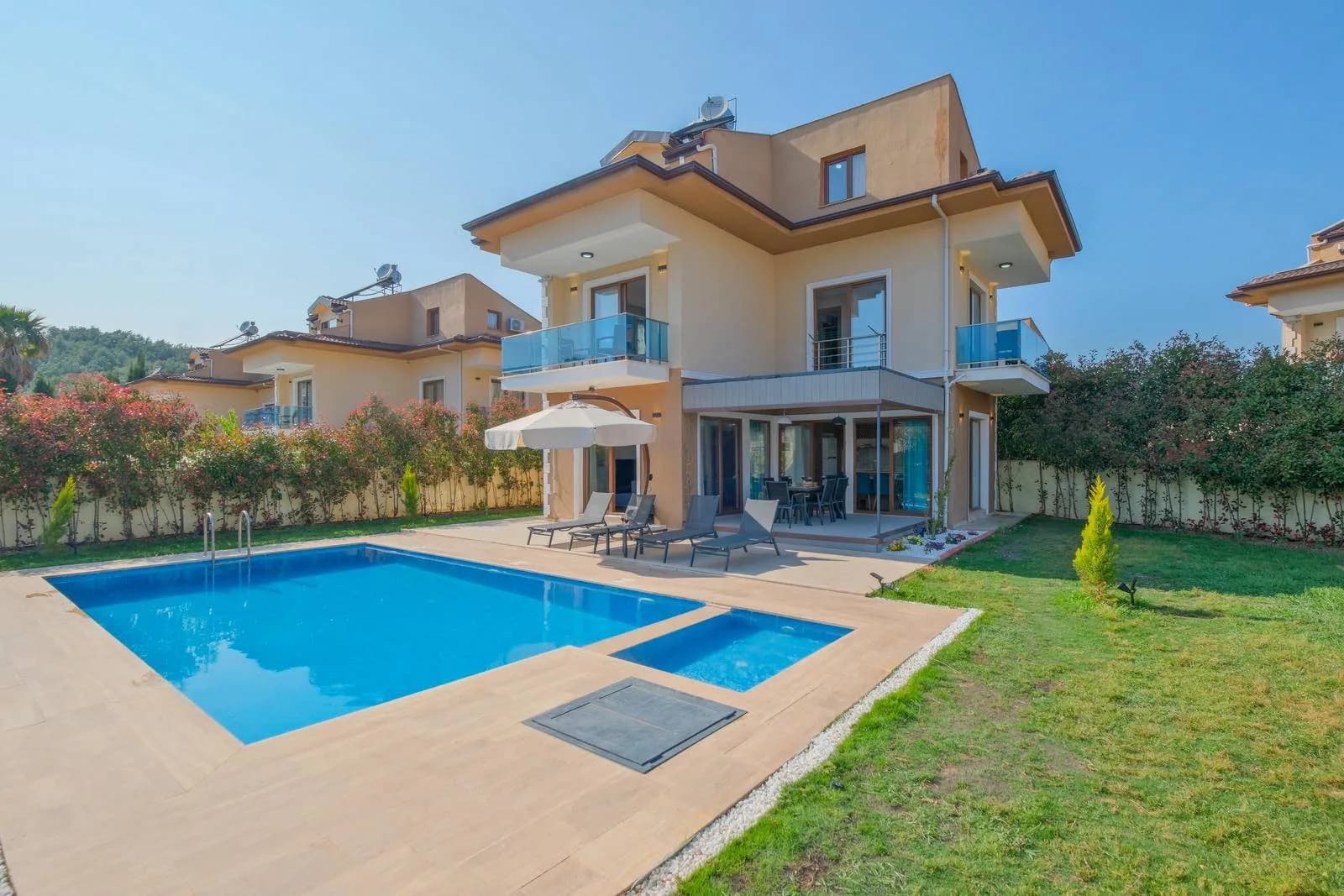 Fethiye Ölüdeniz'de Geniş Alanlı, Özel Havuzlu, 6 Kişilik Villa görsel 2