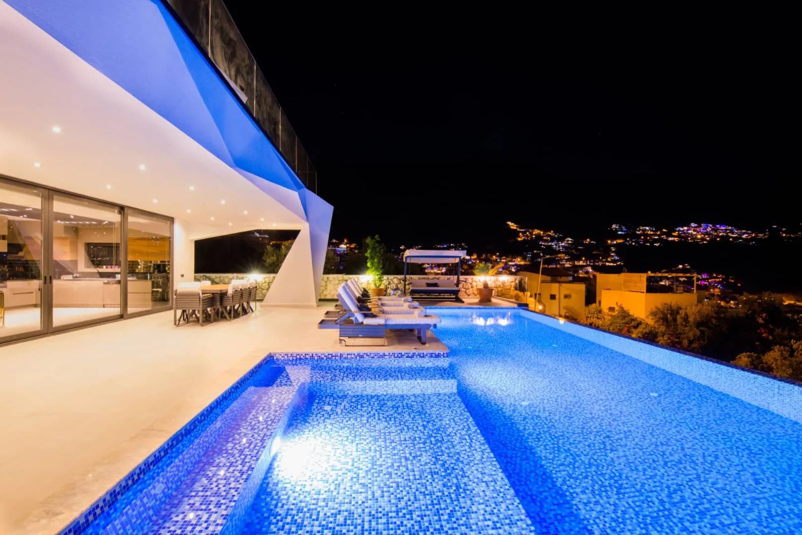 Kaş Kalkan'da Göz Alıcı Manzaralı, Açık ve Kapalı Havuzlu, Lüks Villa görsel 3