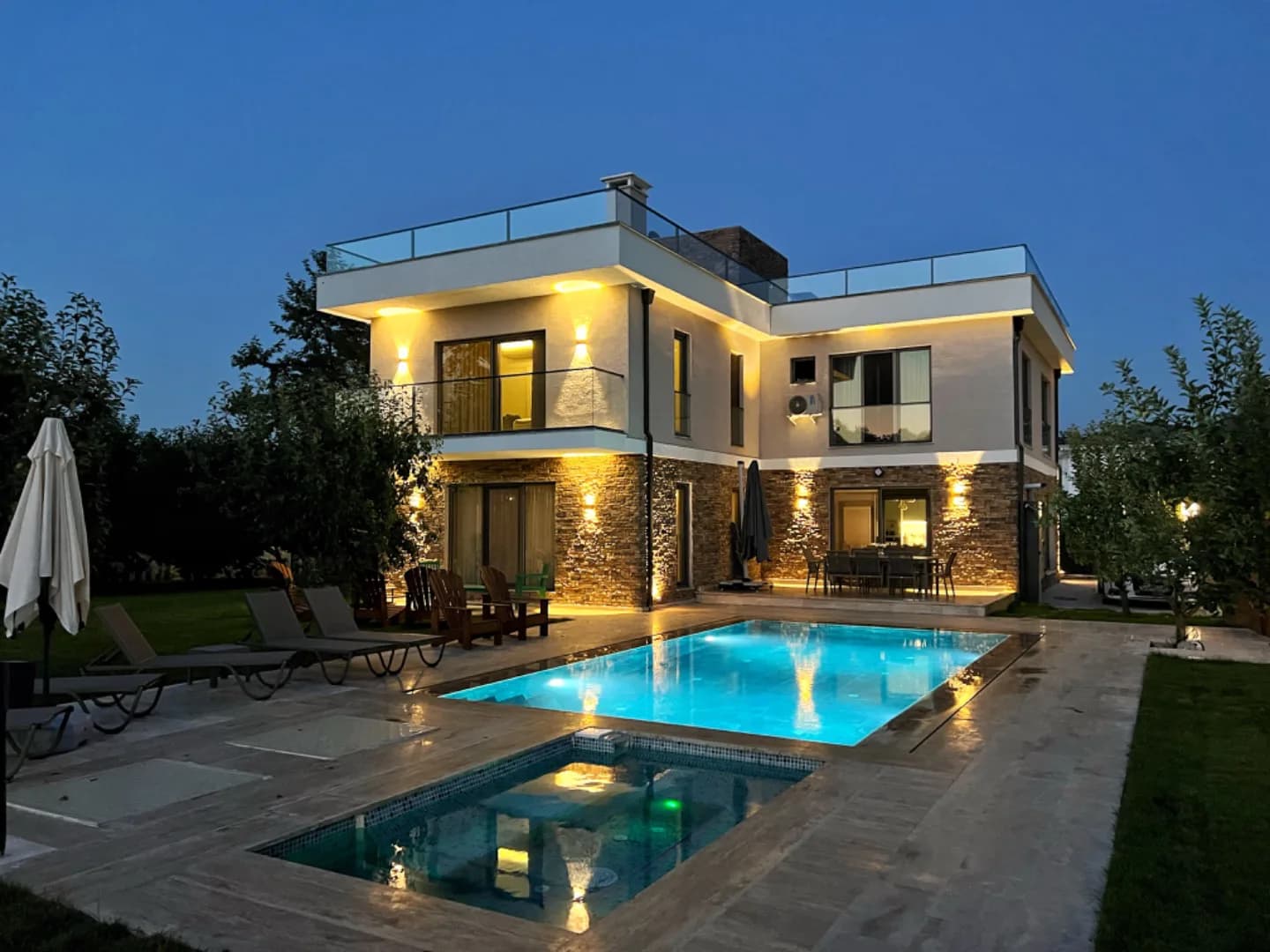 Sapanca'da Kalabalık Ailelere Uygun, Isıtmalı Havuzlu, Kiralık Villa görsel 2