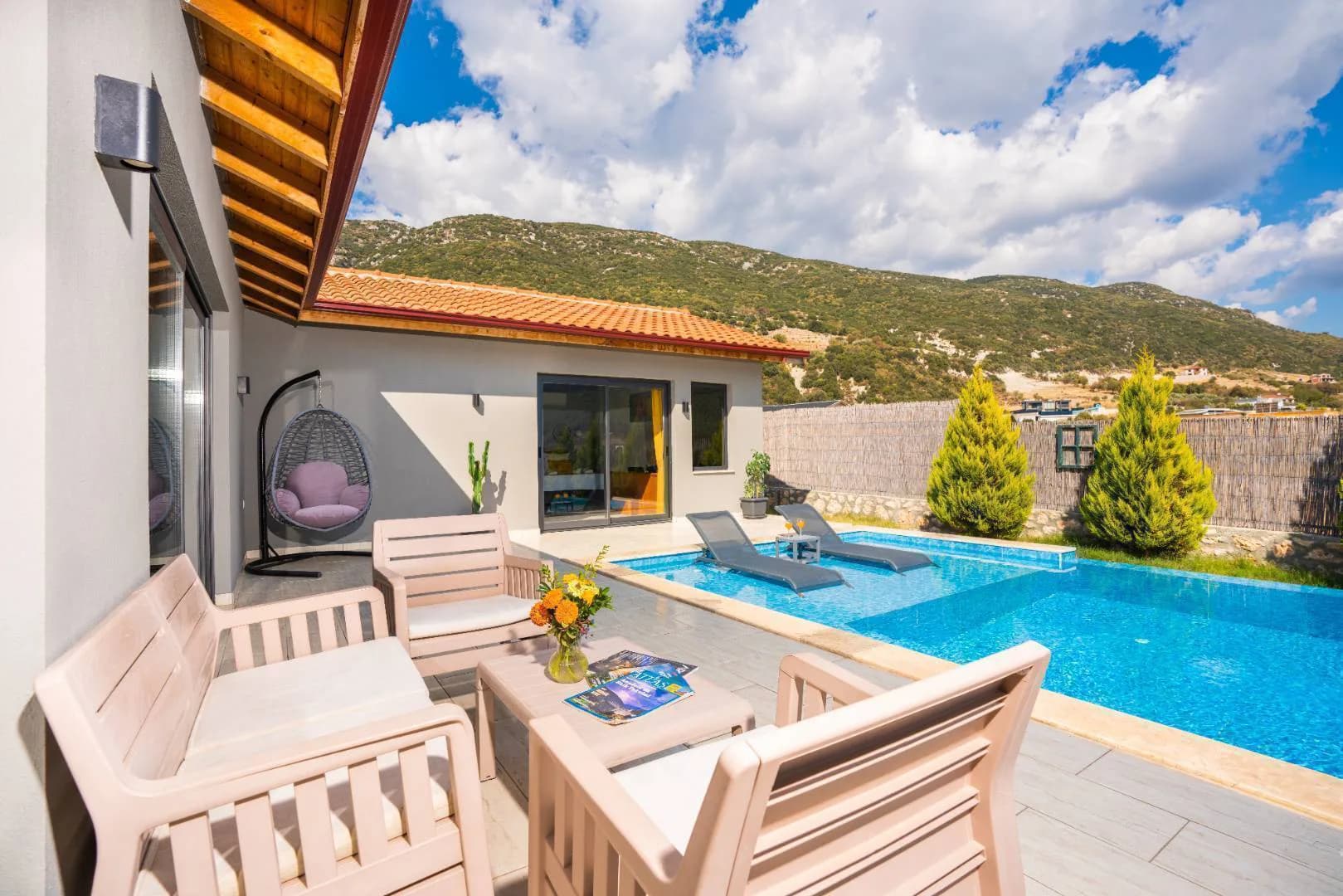 Kaş Sarıbelen'de Geniş Bahçeli, Özel Havuzlu, Jakuzili Villa görsel 3