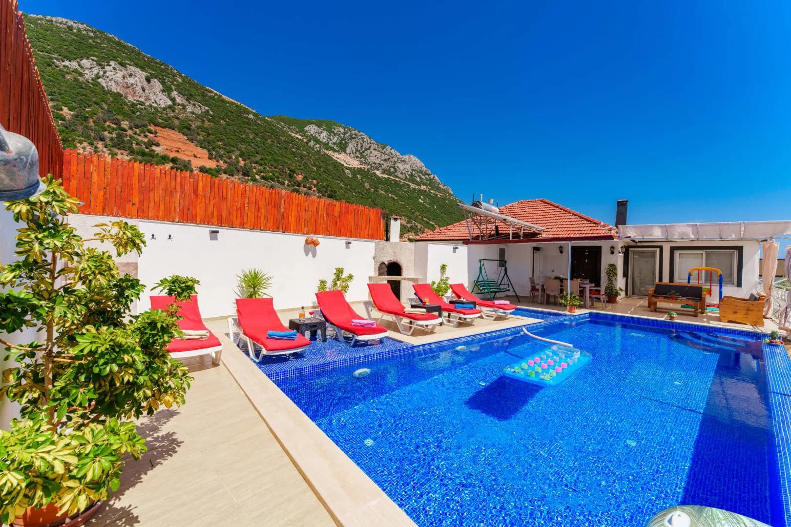 Kaş Bezirgan'da Deniz Manzaralı, Özel Havuzlu, Konforlu Villa görsel 2