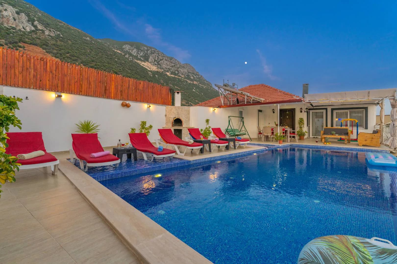 Kaş Bezirgan'da Deniz Manzaralı, Özel Havuzlu, Konforlu Villa görsel 3