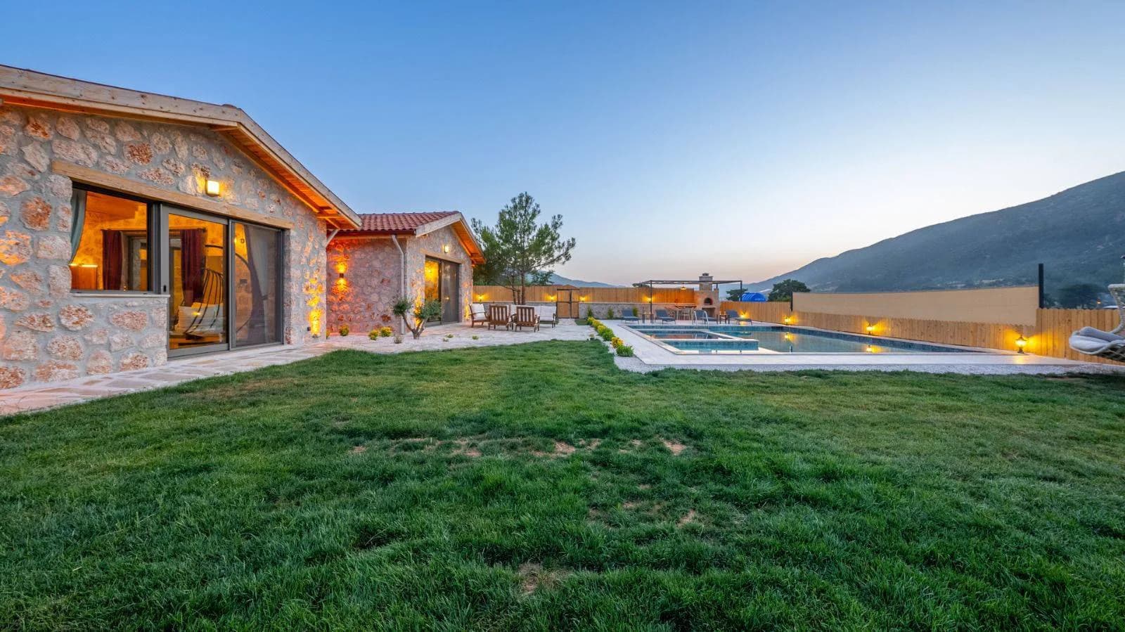 Antalya Kaş'ta Göz Alıcı Doğada, Özel Havuzlu, Taş Villa görsel 3