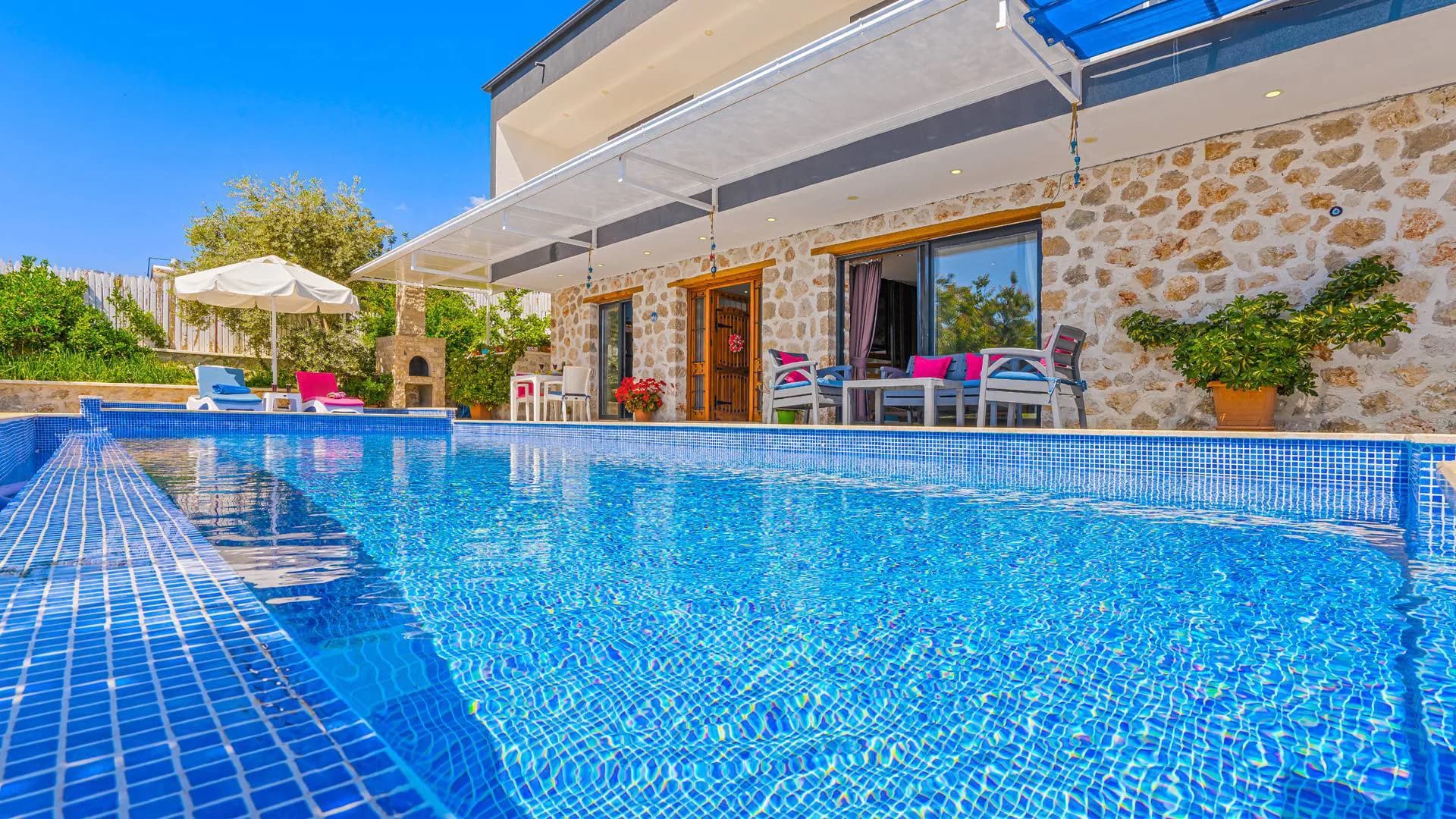 Kaş Üzümlü'de Modern Tasarımlı, Açık ve Kapalı Havuzlu, Balayı Villası görsel 2