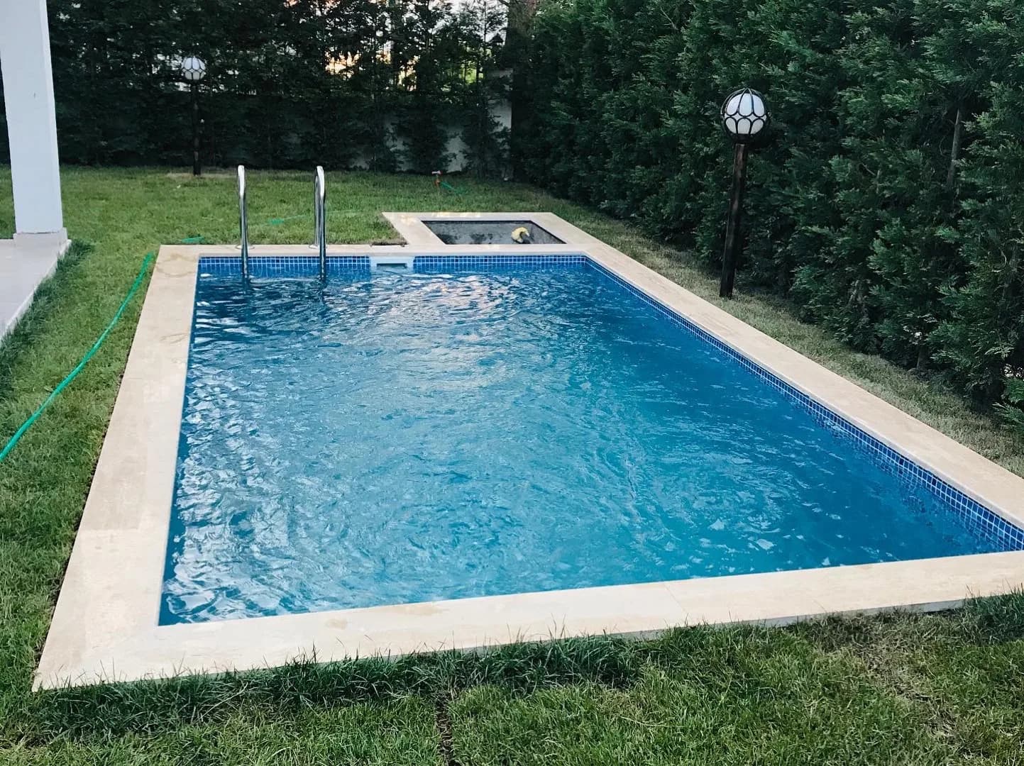 Sapanca'da Göl Manzaralı, Geniş Bahçeli, Isıtmalı Havuzlu, Kiralık Villa görsel 3