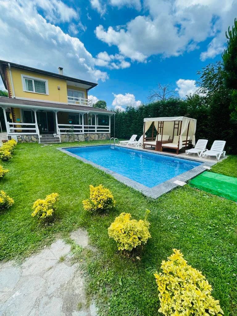 Sapanca'da Yemyeşil Bahçe İçerisinde, Özel Havuzlu, Kiralık Villa görsel 2