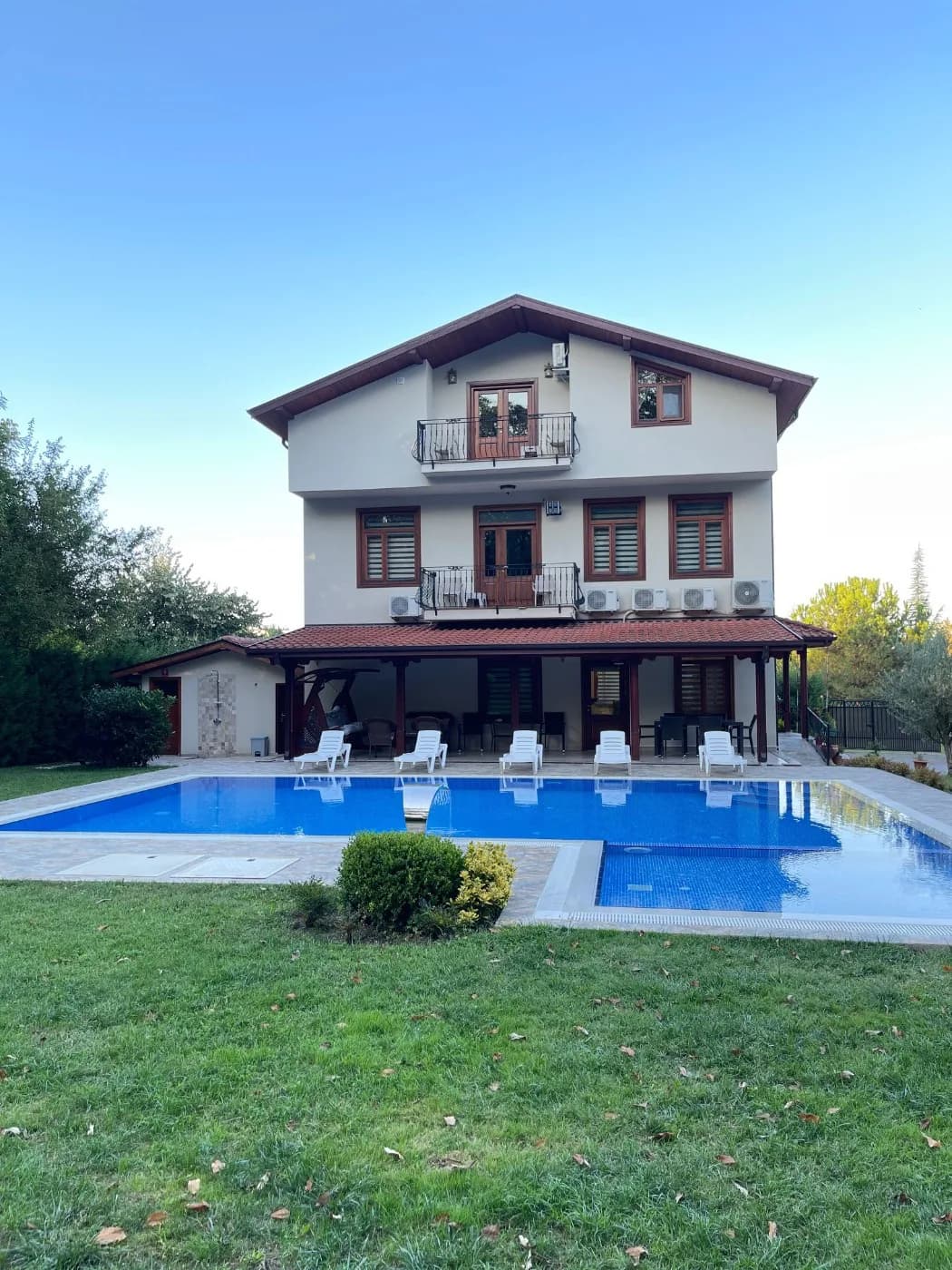 Sakarya Sapanca'da Elverişli Konumda, Özel Havuzlu, Geniş Villa görsel 2