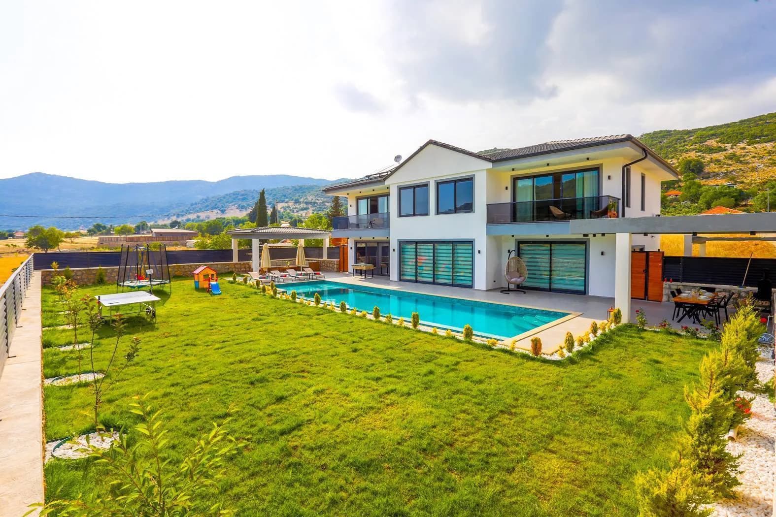 Kaş Sarıbelen'de Geniş Bahçeli, Özel Havuzlu, Olanaklı Villa görsel 3