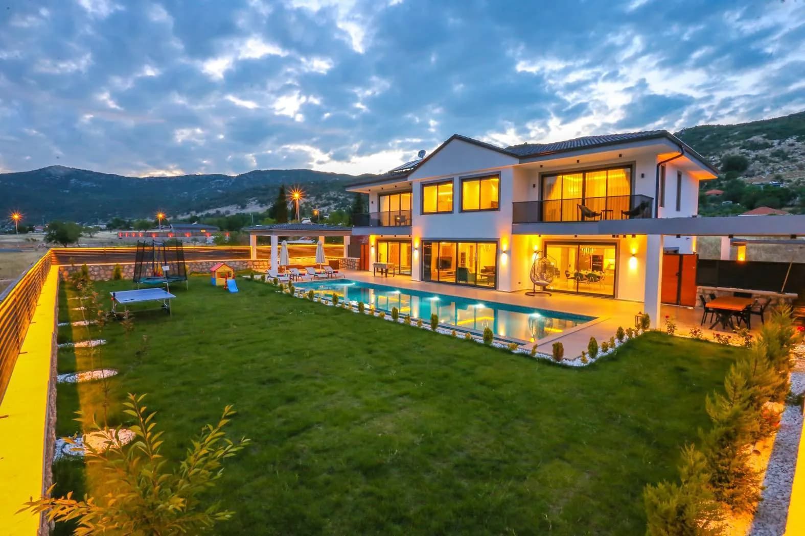 Kaş Sarıbelen'de Geniş Bahçeli, Özel Havuzlu, Olanaklı Villa görsel 2