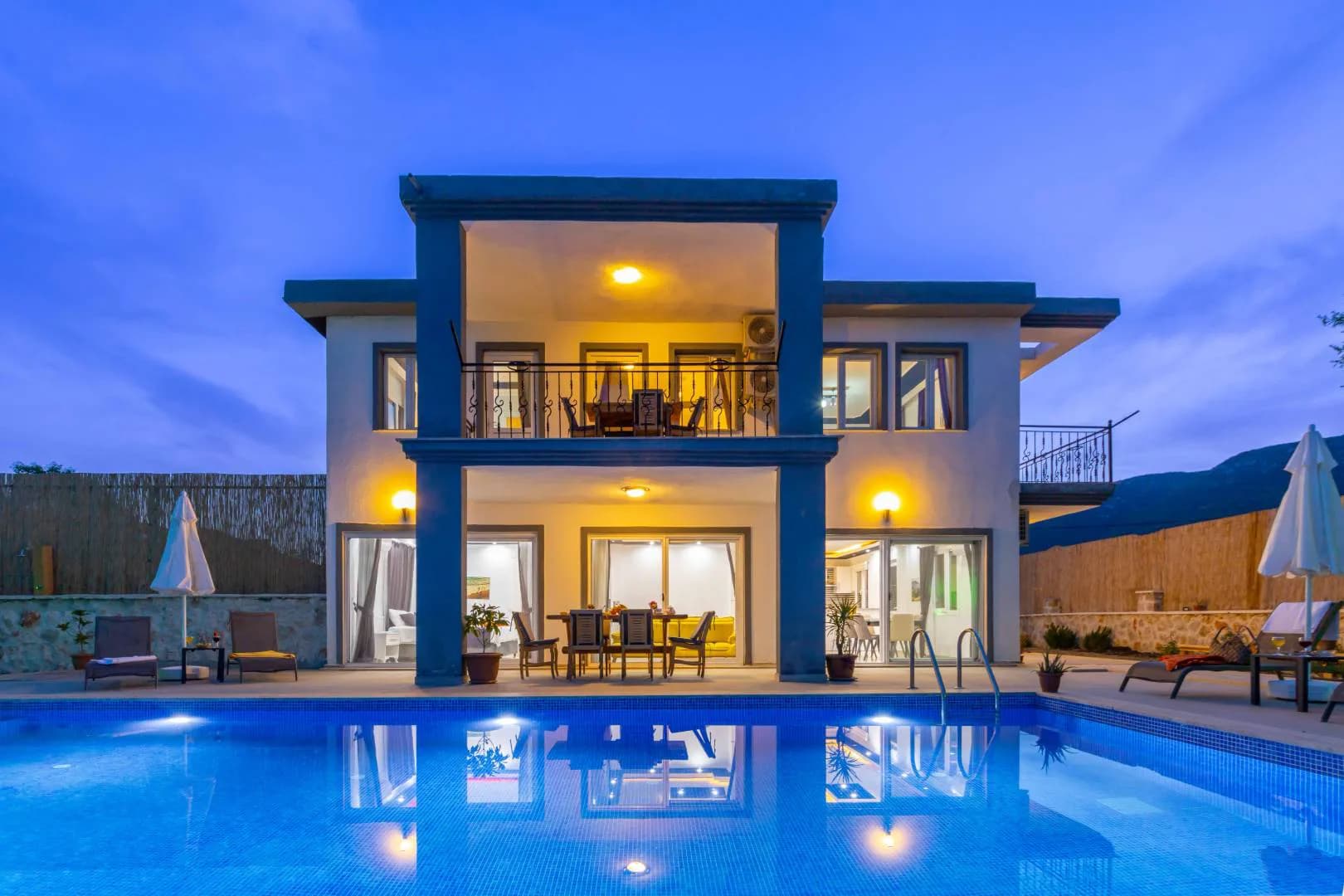 Kaş Sarıbelen'de Modern Tasarımlı, Özel Havuzlu, Bahçeli Villa görsel 2