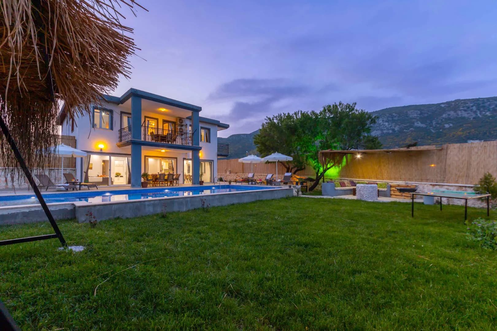 Kaş Sarıbelen'de Modern Tasarımlı, Özel Havuzlu, Bahçeli Villa görsel 3