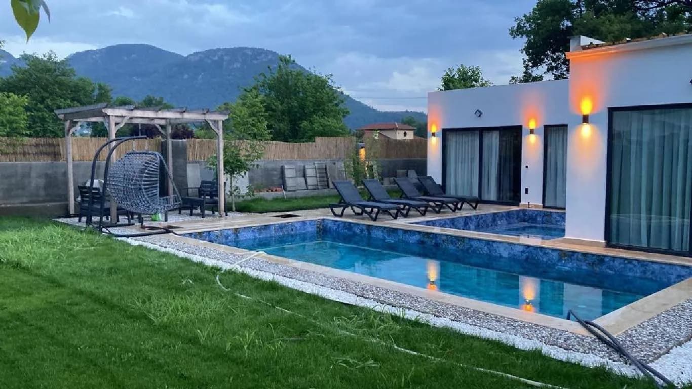 Muğla Fethiye'de Geniş Bahçeli, Özel Havuzlu, Kiralık Lüks Villa görsel 3