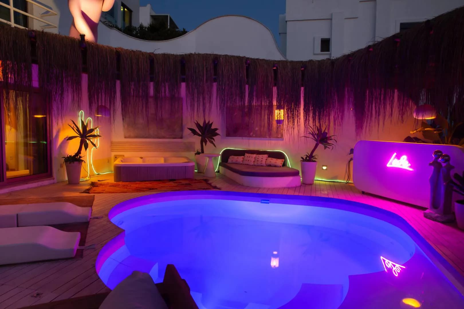 Bodrum Eskiçeşme'de Merkezi Konumda, Özel Havuzlu, Jakuzili Villa görsel 3