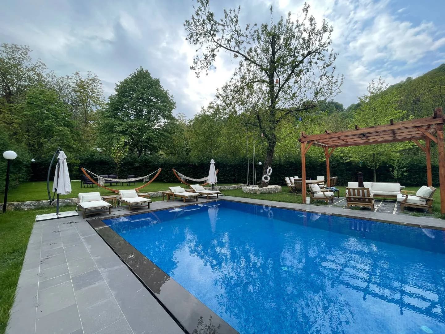 Sapanca'da Doğa Manzaralı Eşsiz Teraslı, Geniş Bahçeli, Şömineli Villa görsel 2