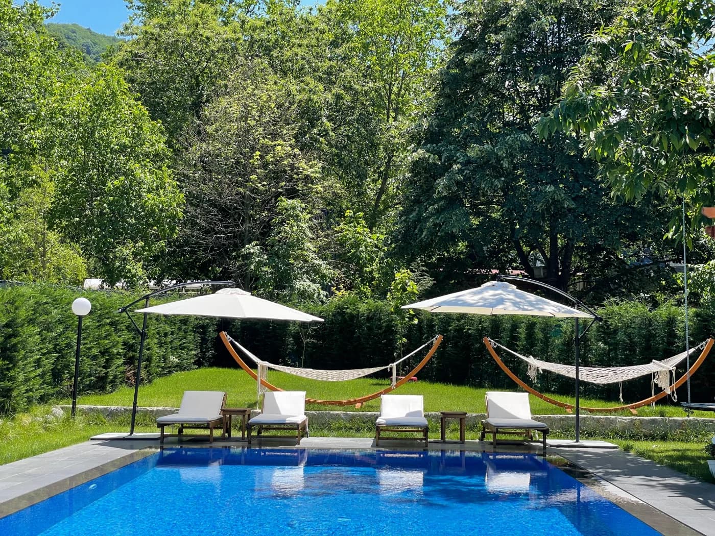 Sapanca'da Doğa Manzaralı Eşsiz Teraslı, Geniş Bahçeli, Şömineli Villa görsel 3