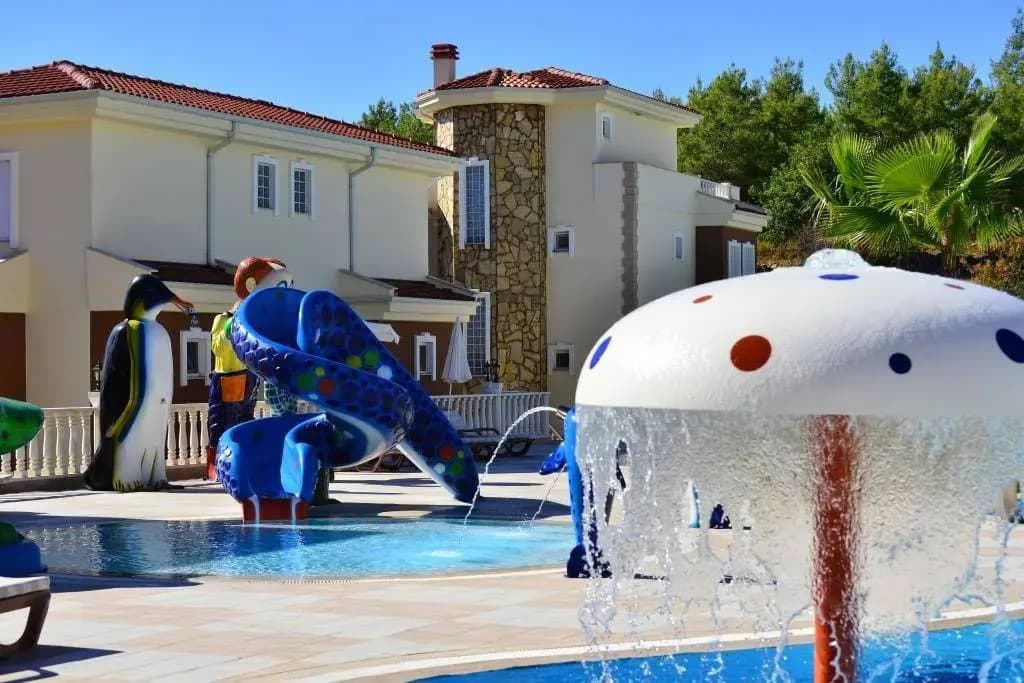 Alanya İncekum'da Site İçerisinde, Ortak Havuzlu, Geniş Bahçeli Villa görsel 3