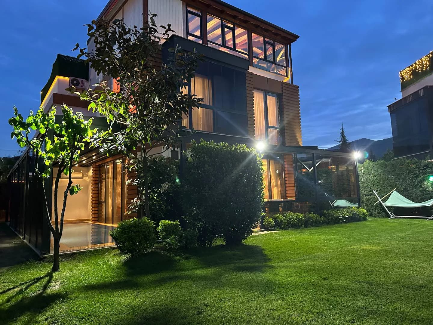 Sapanca'da Yeşillikler İçerisinde, Isıtmalı Havuzlu, Modern Villa görsel 3
