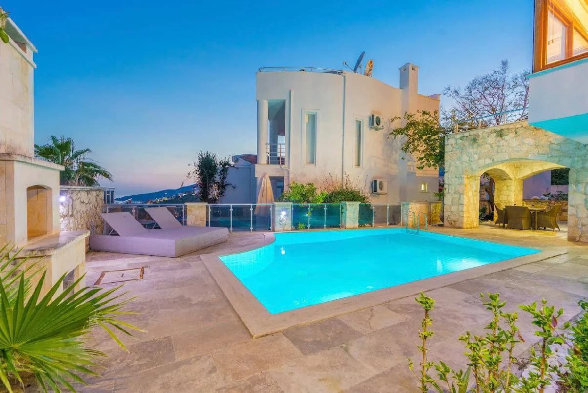 Kaş Kalkan'da Yeşillikler İçerisinde, Özel Havuzlu, Konforlu Villa görsel 2