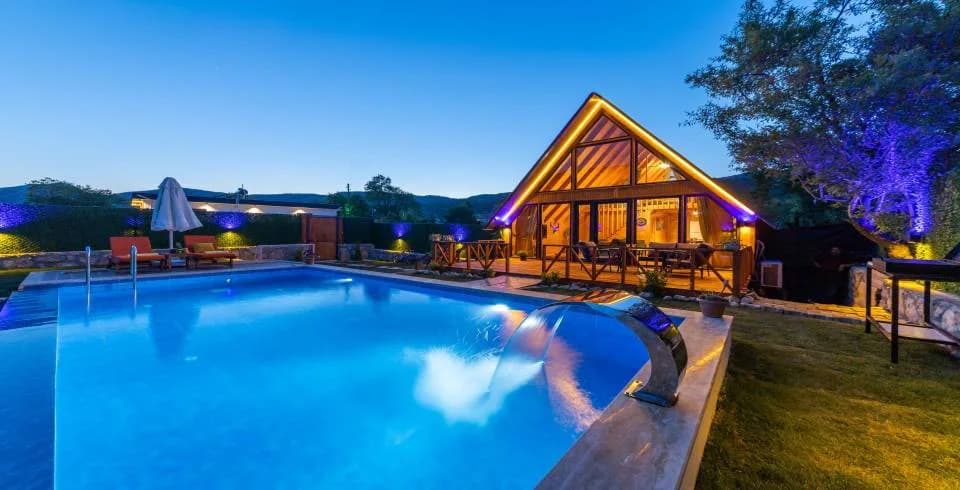 Kaş Sarıbelen'de Geniş Bahçeli, Özel Havuzlu, 2+1 Kiralık Bungalov görsel 3