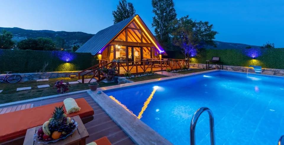 Kaş Sarıbelen'de Geniş Bahçeli, Özel Havuzlu, 2+1 Kiralık Bungalov görsel 2