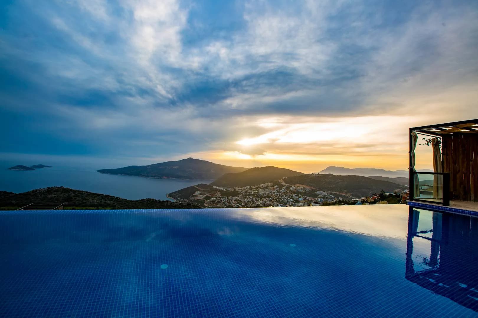 Kaş Bezirgan'da Enfes Deniz Manzaralı, Sonsuzluk Havuzlu, Lüks Villa görsel 3