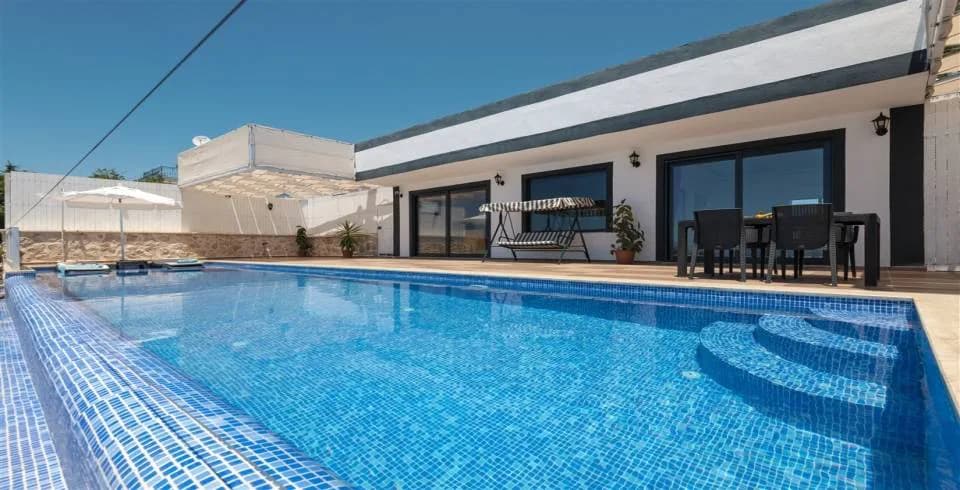 Kaş Bezirgan'da 4 Kişilik, Özel Havuzlu, Modern Tasarımlı Villa görsel 2